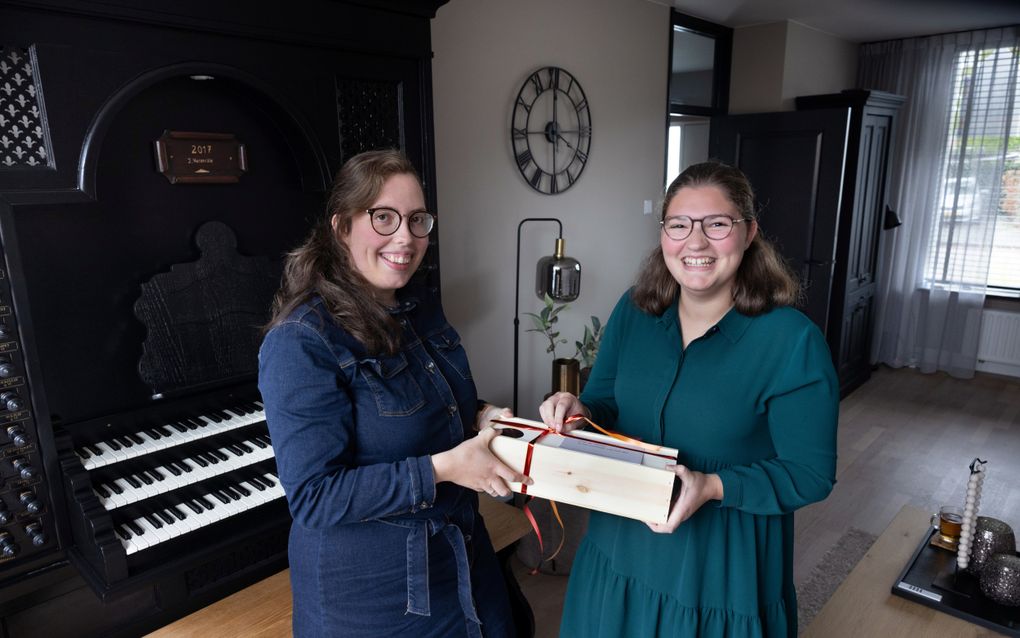 Pellina Versprille-van der Burgh (l.) zet haar zusje Lieneke van der Burgh (r.) in het zonnetje. Lieneke krijgt een notenpakket omdat zij altijd voor anderen klaarstaat.  beeld Dirk Hol