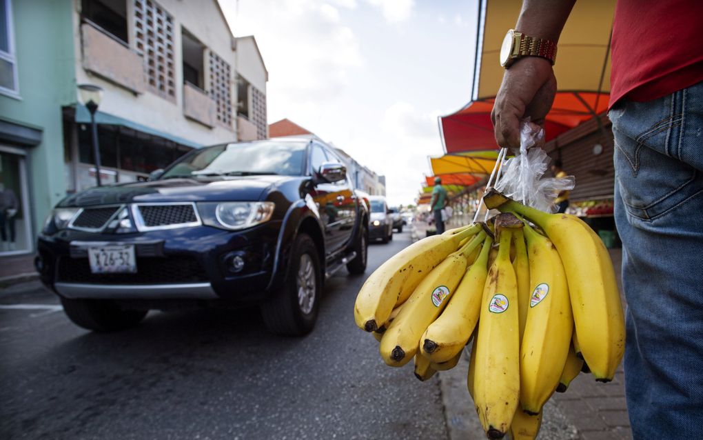 Venezolaanse kooplui verkopen fruit. Bananen zijn voor miljoenen mensen een belangrijk voedingsmiddel. beeld ANP, Marten van Dijl