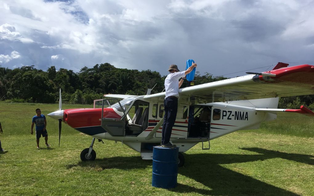 Joop van Weele tankt een vliegtuig bij in de jungle. beeld Joop van Weele