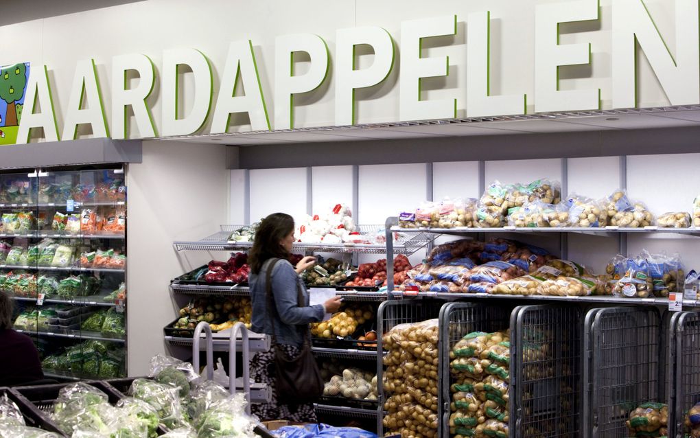 Nederlanders zien dat voedselprijzen stijgen en dat sommige schappen in de supermarkt weleens een tijdje leeg blijven, maar ze maken zich daar geen grote zorgen over. beeld ANP, Nils van Houts 