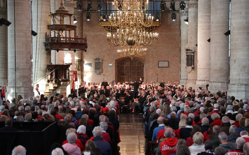 Het publiek van de dankdienst voor Leidens Ontzet is gekleed in rood-wit, en zelfs de mannen van Katwijks mannenkoor Jubilate dragen voor de gelegenheid een rode strik bij hun witte colbert. beeld Dennis Wisse