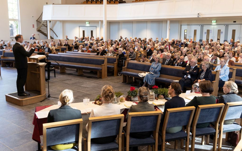 Ds. H. van der Ziel aan het woord op de bondsdag van de Hersteld Hervormde Vrouwenbond in Lunteren. beeld RD, Anton Dommerholt