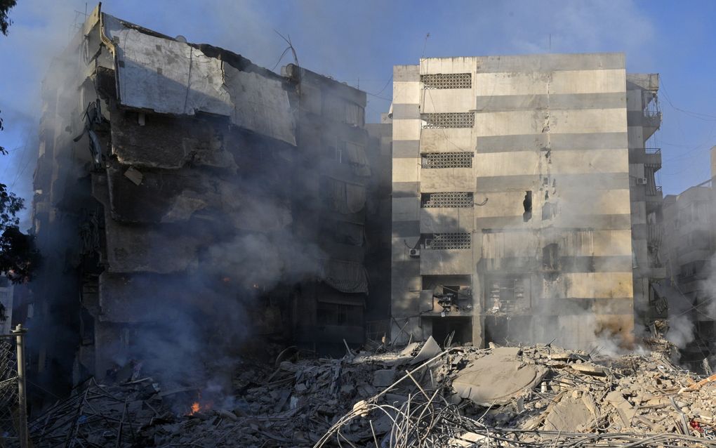 Schade na Israëlische luchtaanvallen op de zuidelijke buitenwijken van Beiroet. Israël nam naar verluidt onder anderen Hezbollahkopstuk Hashem Safieddine op de korrel. beeld EPA, Wael Hamzeh