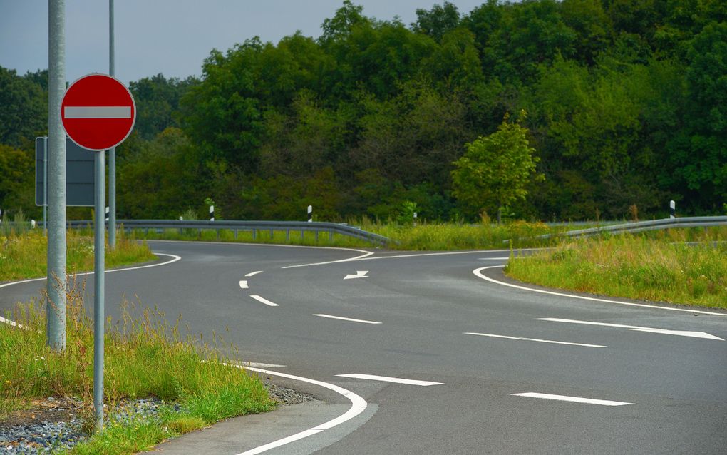 „Op de snelweg dienen we ons aan de rijrichting te houden. De automobilist die door blijft rijden, blijft dus actief doorrijden. Zo is het geestelijk ook. Onbekeerd is dus niet iets passiefs maar een actief doorrijden de verkeerde kant op.” beeld iStock