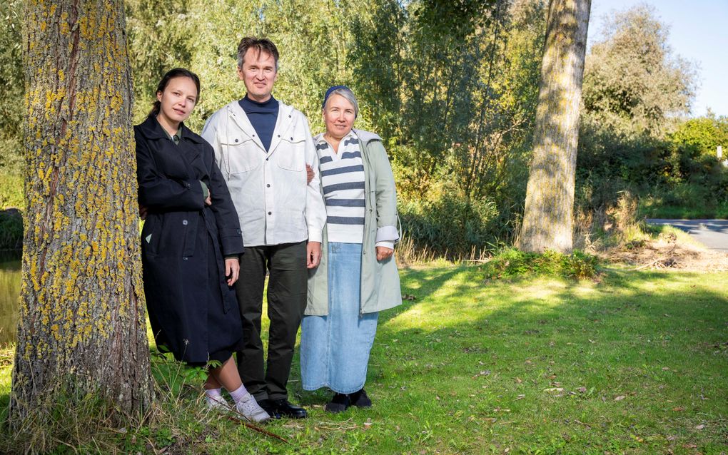 Evangelist Vladimir Blinov met zijn vrouw Marina en dochter Dasja. beeld Cees van der Wal