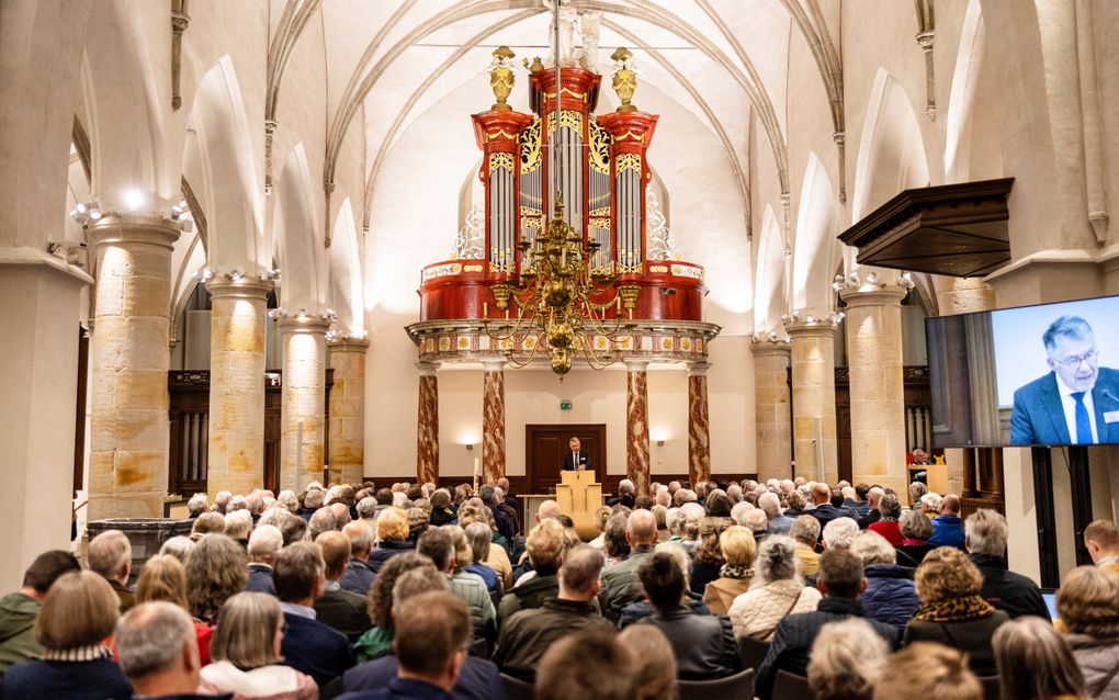 Een nagenoeg gevulde Grote Kerk in Epe. Achter de katheder ds. A. Baas. beeld André Dorst