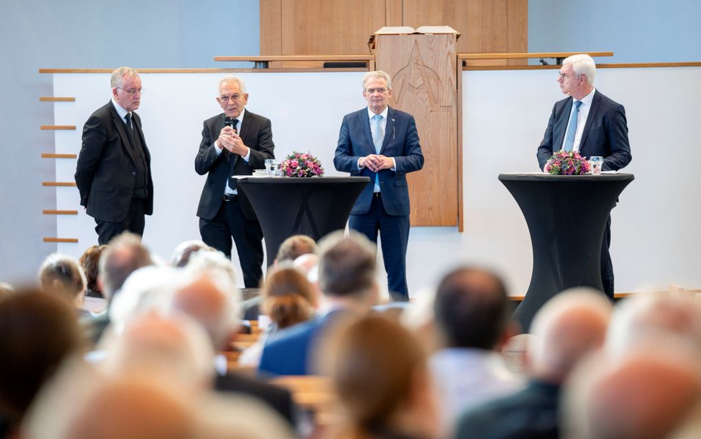 Vragenbeantwoording tijdens de themaochtend door (v.l.n.r.) ds. A. Schot, ds. W. Silfhout en dr. R. Bisschop onder leiding van J.J. de Jong. beeld Cees van der Wal