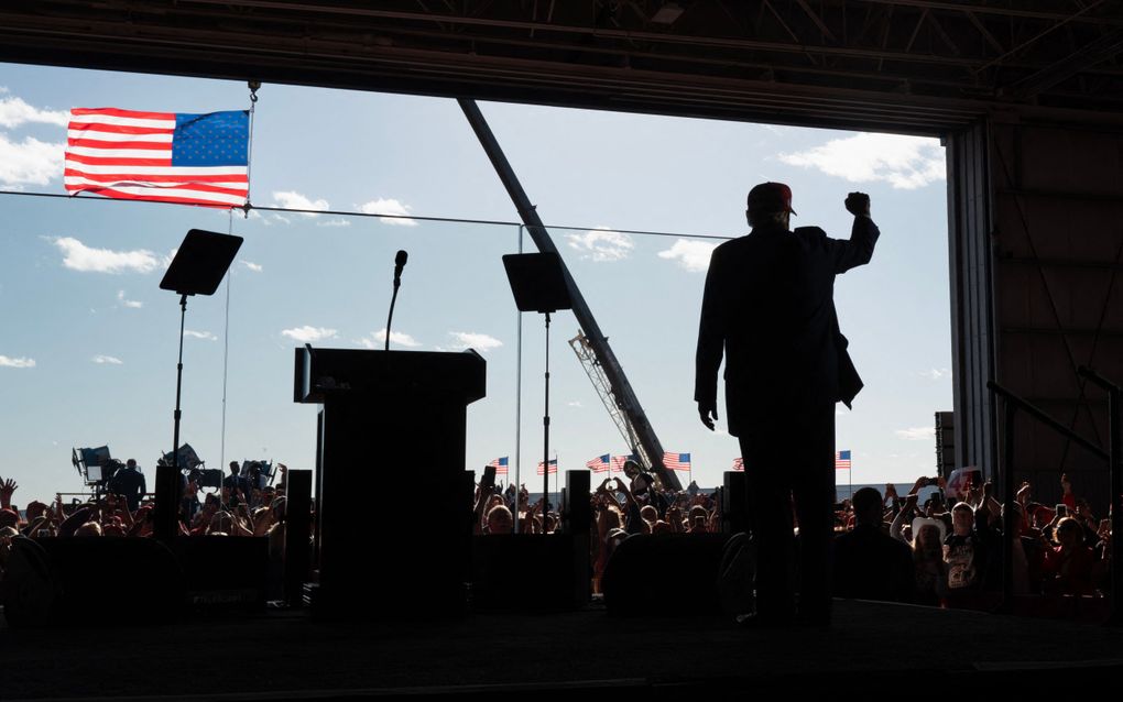 Donald Trump hield zijn toespraak deze keer vanachter kogelvrij glas. beeld AFP, Scott Olson