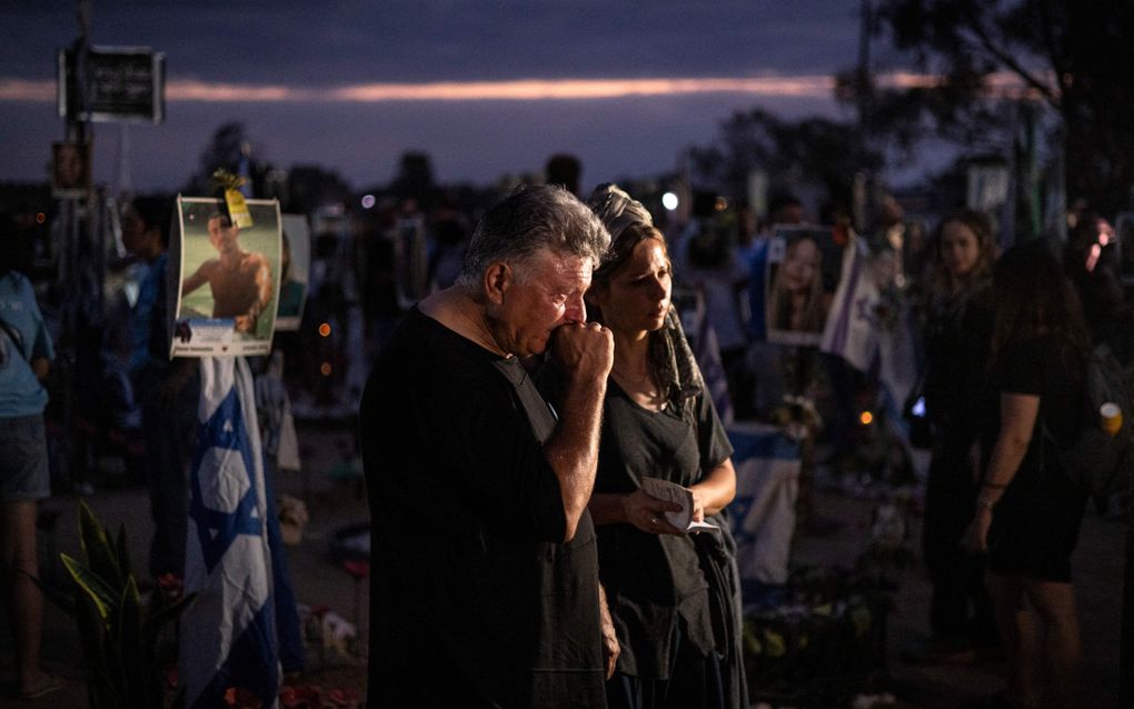 Israëliërs herdenken de slachtoffers van de aanslagen van 7 oktober op het terrein van het Novafestival bij kibboets Re’im. beeld AFP, John Wessels