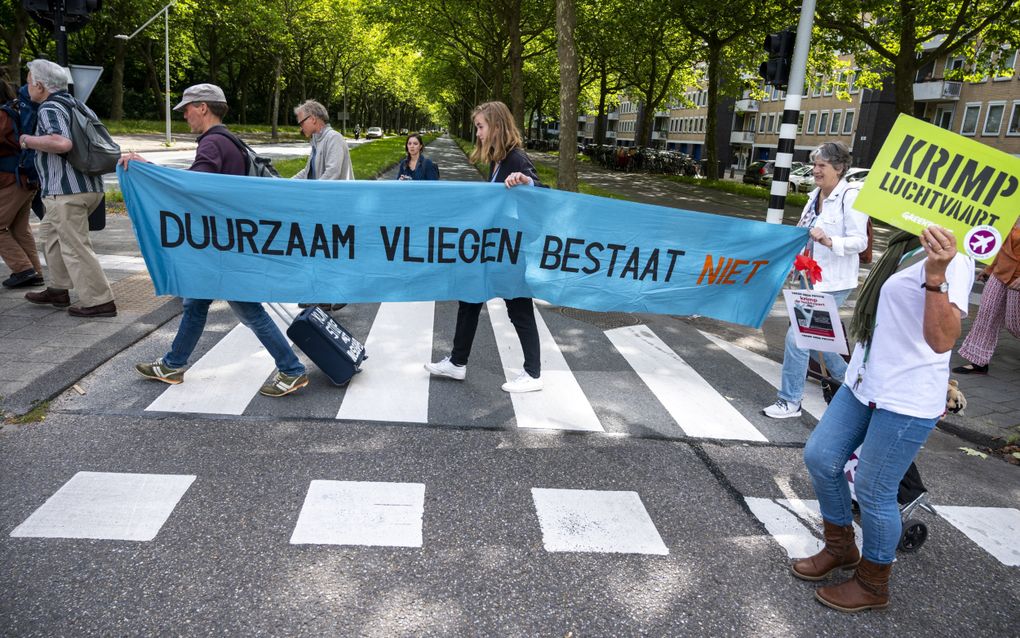 Actievoerders tijdens een mars naar de rechtbank van Amsterdam op 6 juli 2022. Daar speelde een rechtszaak van Stichting Fossielvrij NL tegen luchtvaartmaatschappij KLM. beeld ANP, Evert Elzinga 