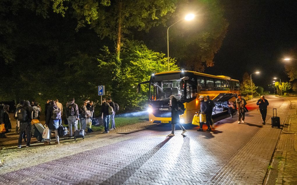 „Als onze grenzen openstaan voor asielzoekers, dan moeten zij ook een menswaardige opvang kunnen krijgen.” Foto: asielzoekers komen aan bij een tijdelijke opvang in sporthal De Goorns in Gieten. beeld ANP, Marcel J. de Jong