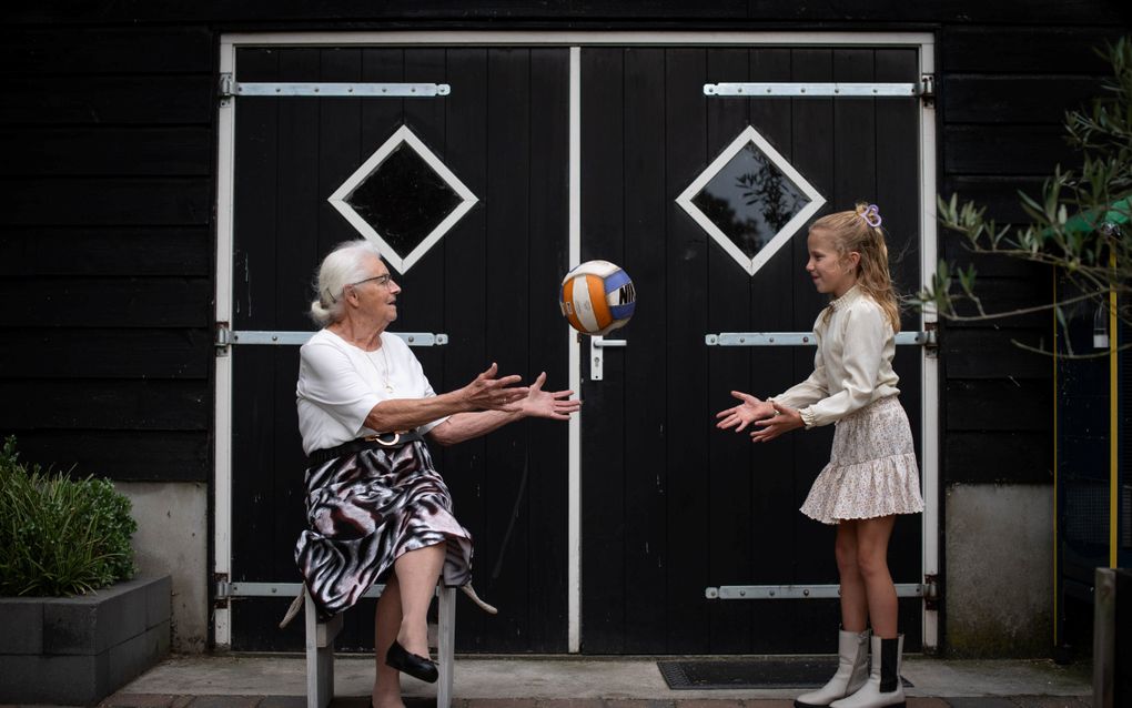 Deborah van den Brink met haar oma. beeld Carel Schutte