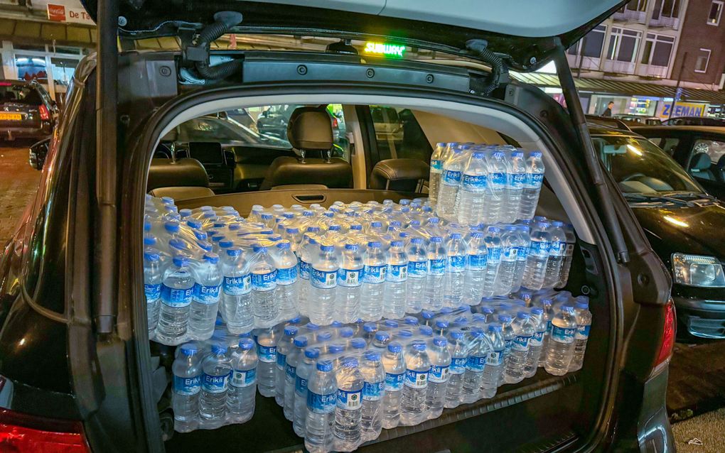 Een auto in Apeldoorn volgeladen met flessen water. Drinkwaterbedrijf Vitens adviseerde mensen in Apeldoorn en omgeving om het drinkwater drie minuten te koken. Bij een controle is volgens het waterbedrijf een lichte verontreiniging met de poepbacterie E.coli aangetroffen. Het bericht zorgde voor een run op drinkwater in de supermarkten. beeld ANP, LDG Fotografie