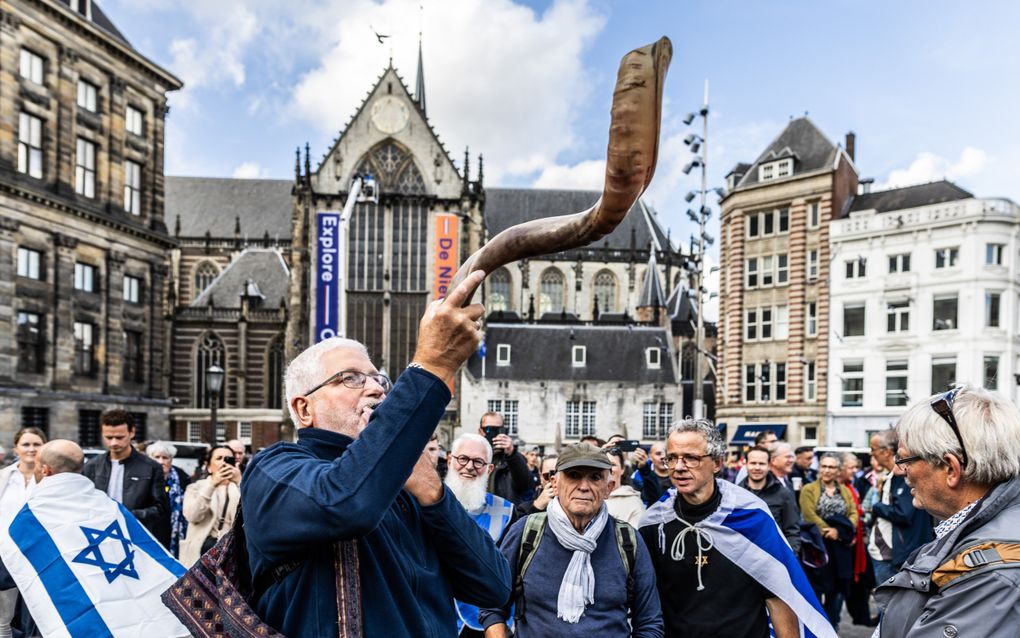 Tijdens een manifestatie op de Dam, werd de terreuraanval van Hamas op Israël van een jaar geleden herdacht. beeld  ANP, Eva Plevier