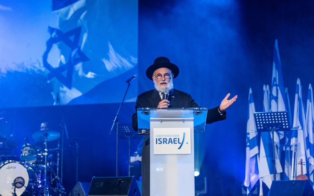 Rabbijn Binyomin Jacobs tijdens een herdenkingsbijeenkomst van Christenen voor Israël in Barneveld op maandag. beeld André Dorst 