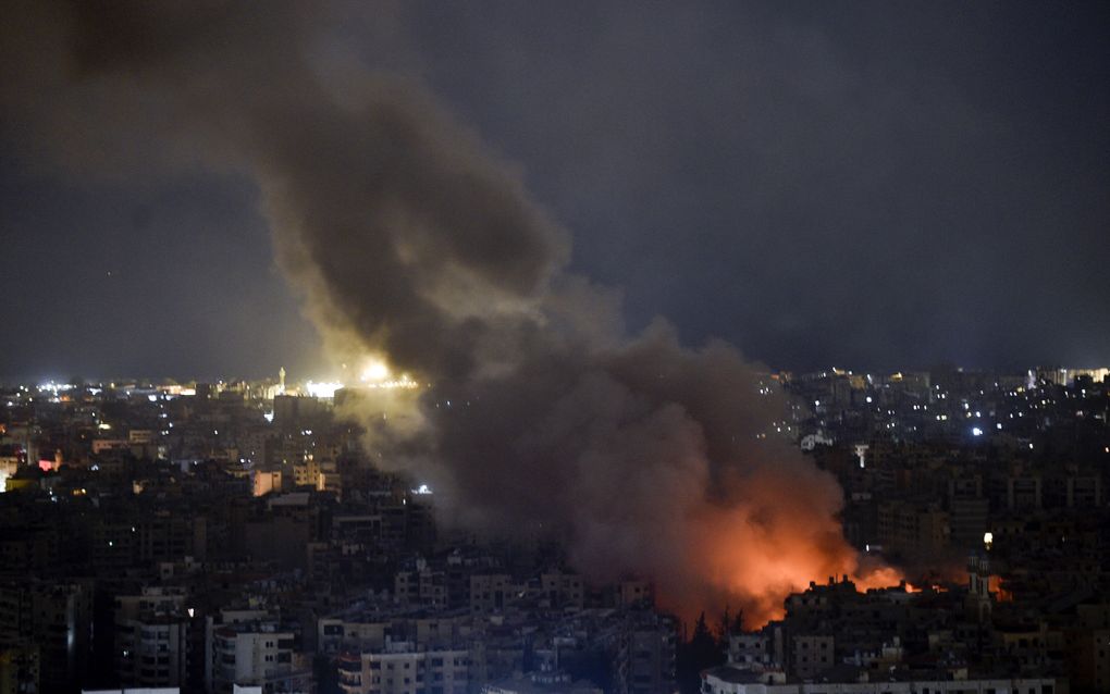 Rook stijgt op van een buitenwijk van Beiroet na een Israëlische aanval op Hezbollahdoelen. beeld EPA, Wael Hamzeh