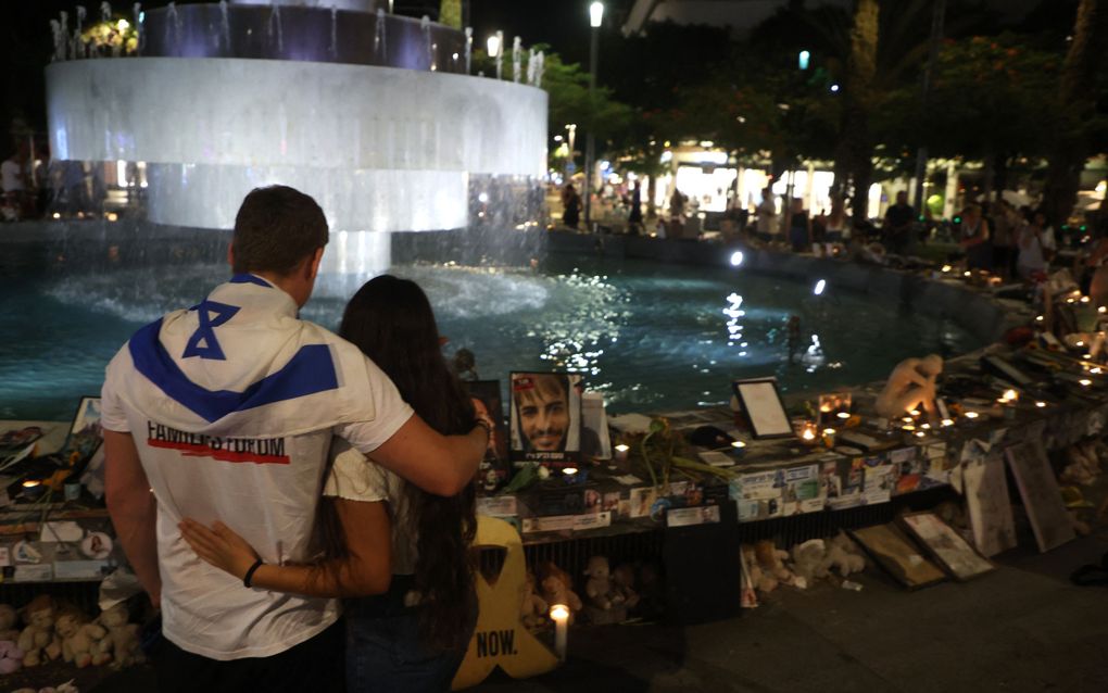 Israëliërs herdenken de aanslagen van 7 oktober op een plein in Tel Aviv. beeld AFP, Gil Cohen-Magen