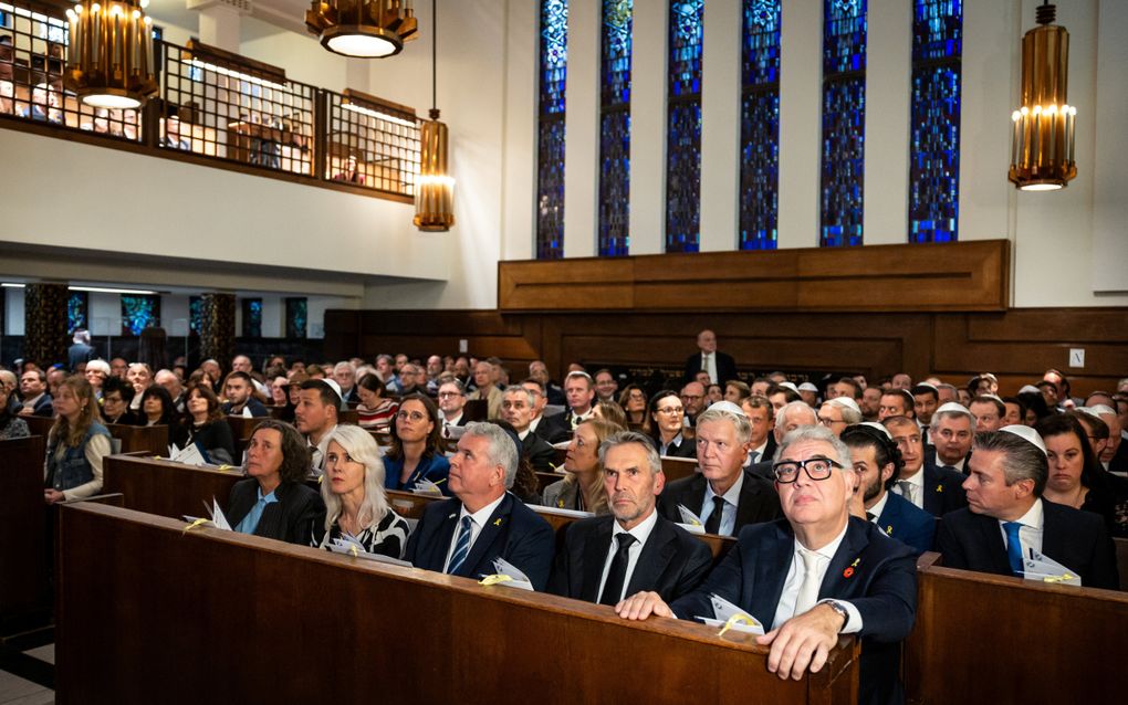 Minister Marjolein Faber, minister Mona Keijzer, de Israëlische ambassadeur Modi Ephraim, premier Dick Schoof, en voorzitter van het Centraal Joods Overleg Chanan Hertzberger (v.l.n.r.) maandagavond in de Rav Aharon Schuster Synagoge in Amsterdam-Zuid bij de officiële herdenking van de terreuraanval van Hamas op 7 oktober. beeld ANP, Robin van Lonkhuijsen