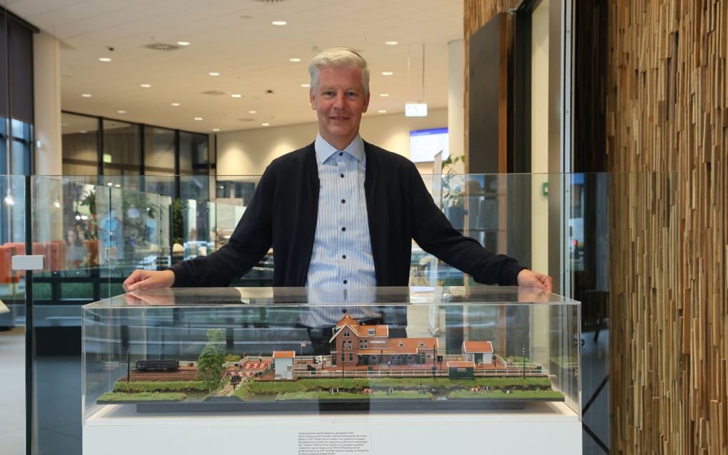 Martin van Holst voor de maquette van het oude stationsgebouw van Capelle aan den IJssel in het gemeentehuis. beeld Dennis Wisse