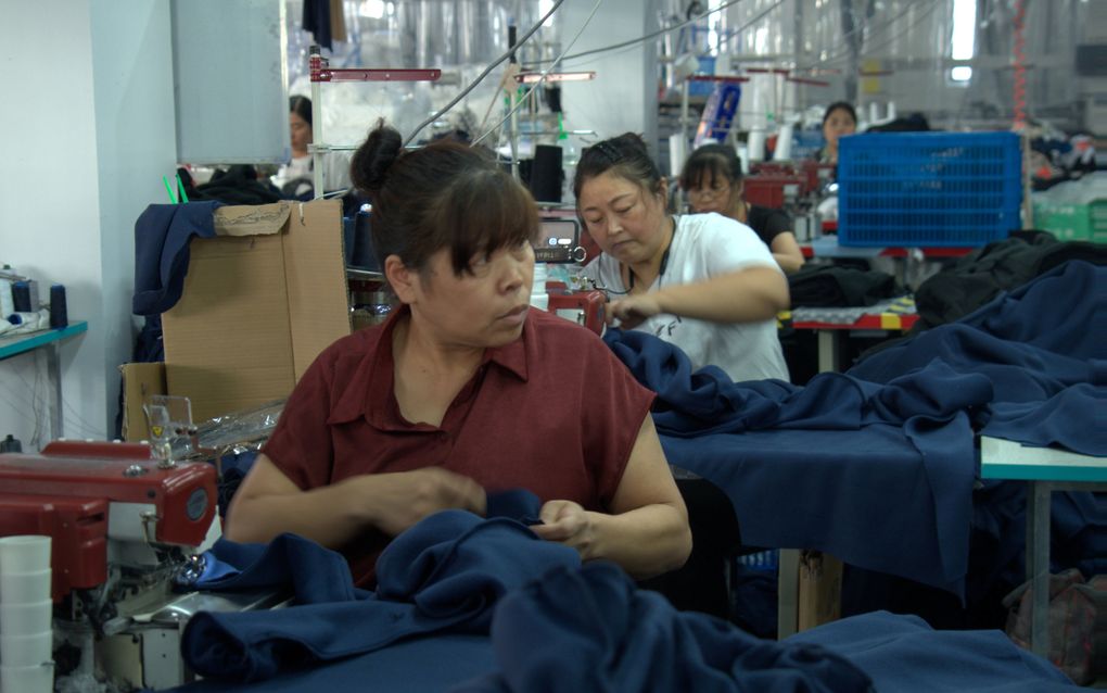 Textielfabriek in de Chinese stad Cixi, waar kleding wordt geproduceerd die via Temu wordt verkocht. beeld Cindy Huijgen