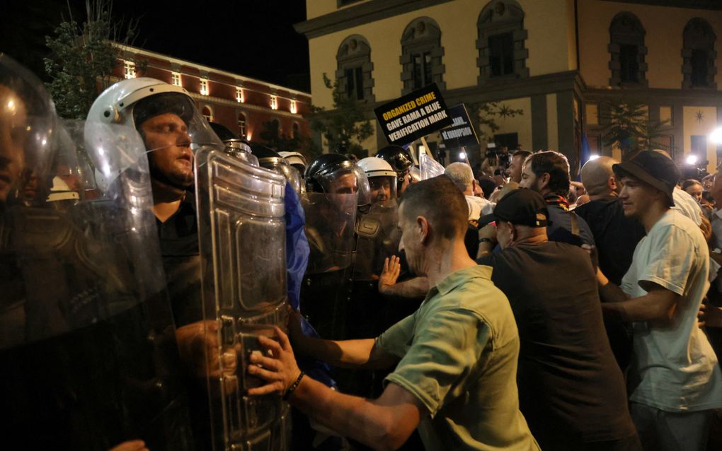 Betogers botsen met de politie tijdens een protest voor het kantoor van premier Edi Rama in Tirana. beeld AFP, Adnan Beci 