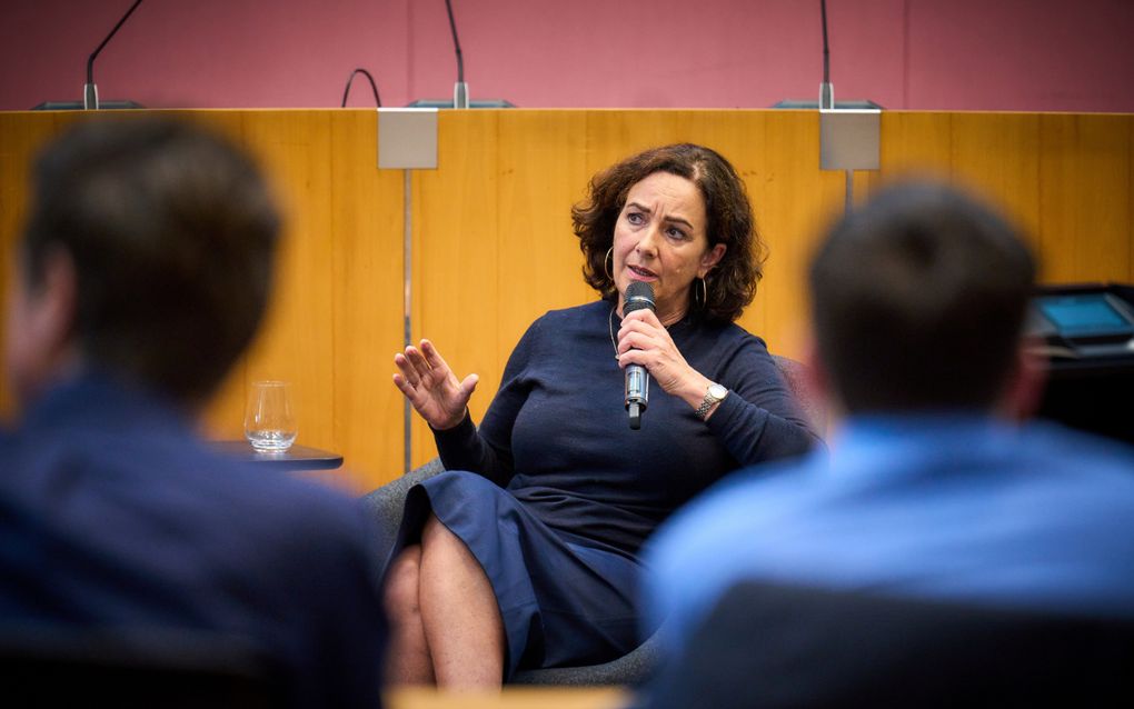 Burgemeester Femke Halsema in mei in gesprek met studenten over de pro-Palestijnse protesten op de Universiteit van Amsterdam. beeld ANP, Phil Nijhuis