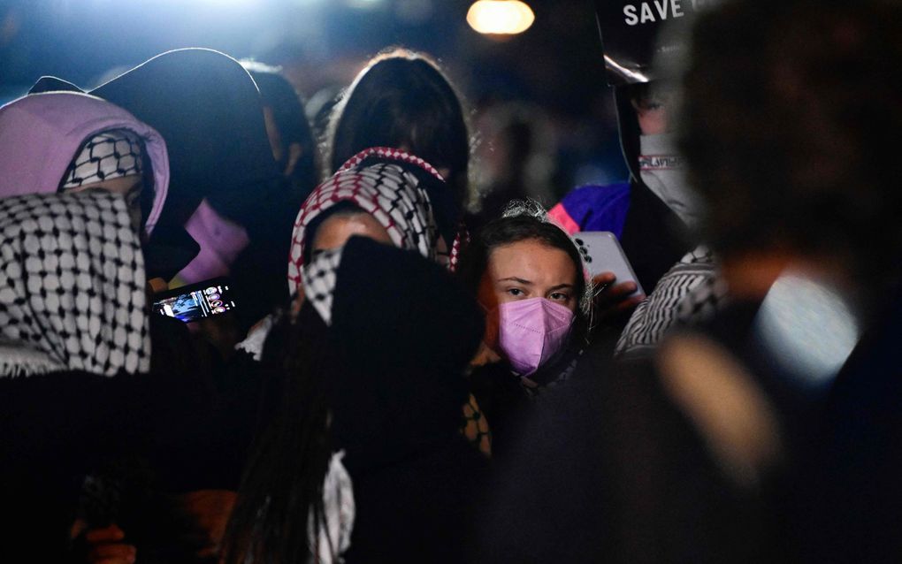 Pro-Palestijnse demonstranten en klimaatactivisten weten elkaar steeds vaker te vinden. Zo nam de Zweedse klimaatactiviste Greta Thunberg (rechts) deel aan een pro-Palestijnse demonstratie in Berlijn, afgelopen maandag: de dag waarop Israël de terroristische aanval van Hamas op 7 oktober 2023 herdacht. beeld AFP, John MacDougall