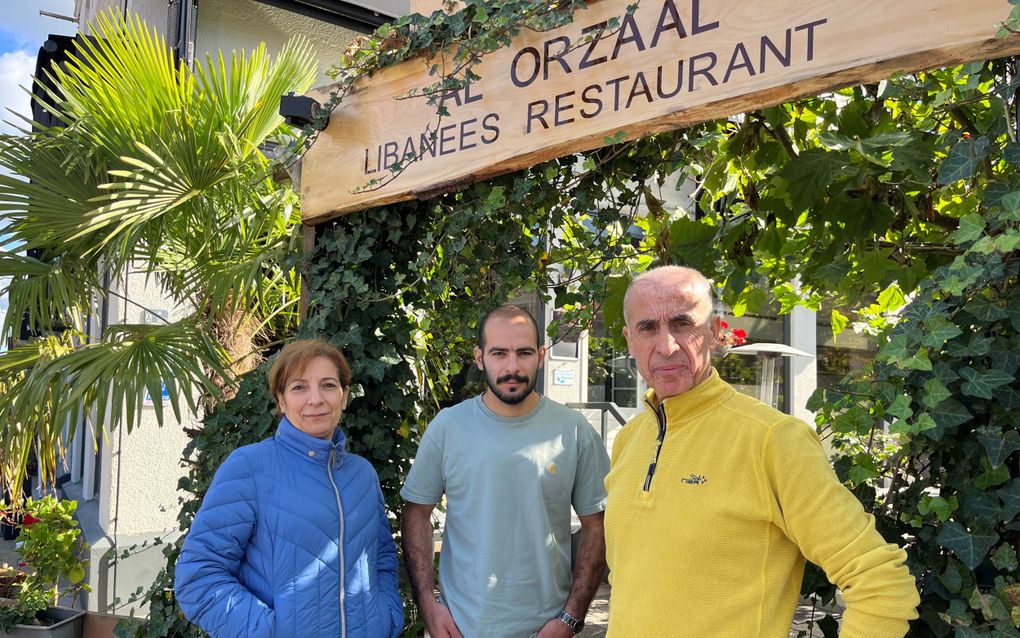 V.l.n.r.: Sonia, George en Elias Ghusen bij hun Libanese restaurant in Rhenen. beeld RD