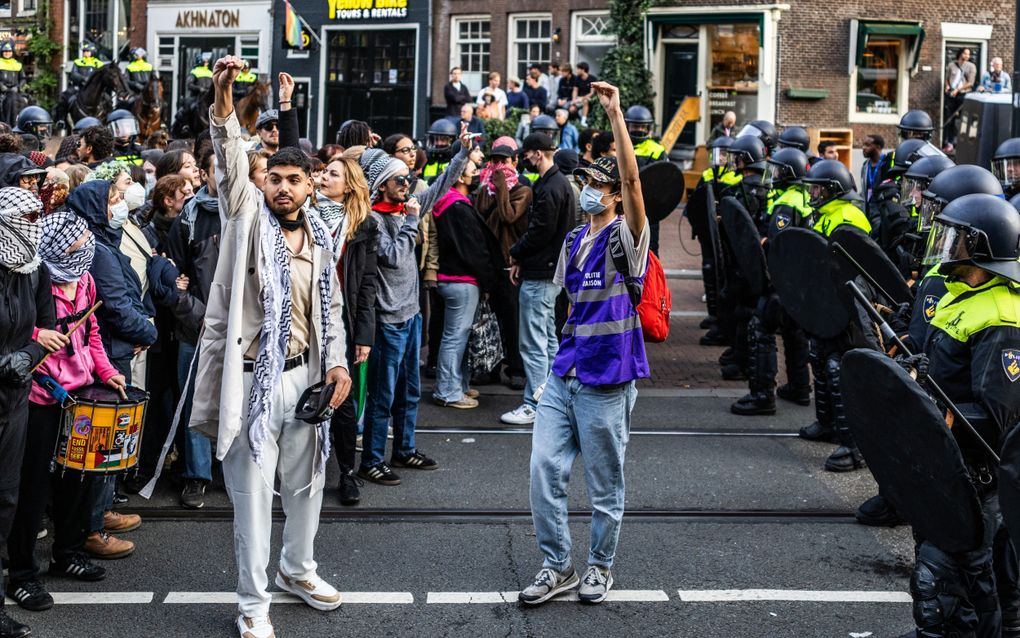 Demonstranten maandag in het centrum van Amsterdam tegen het geweld van Israël in de Gazastrook. beeld ANP, EVA PLEVIER