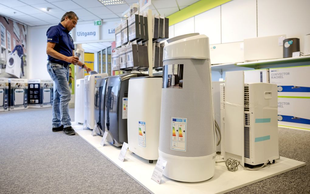 Ventilatoren en airco’s bij een winkel. beeld ANP, Robin van Lonkhuijsen