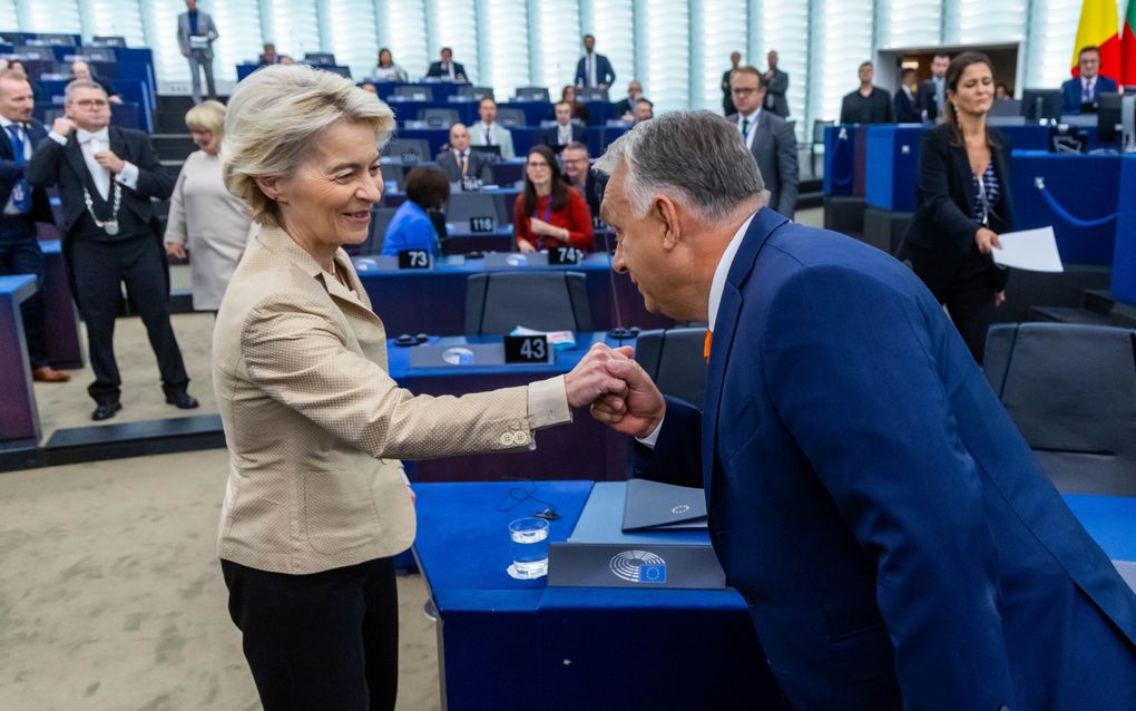 De Hongaarse premier Viktor Orbán groet woensdag de voorzitter van de Europese Commissie Ursula von der Leyen. beeld EPA, Christophe Petit Tesson