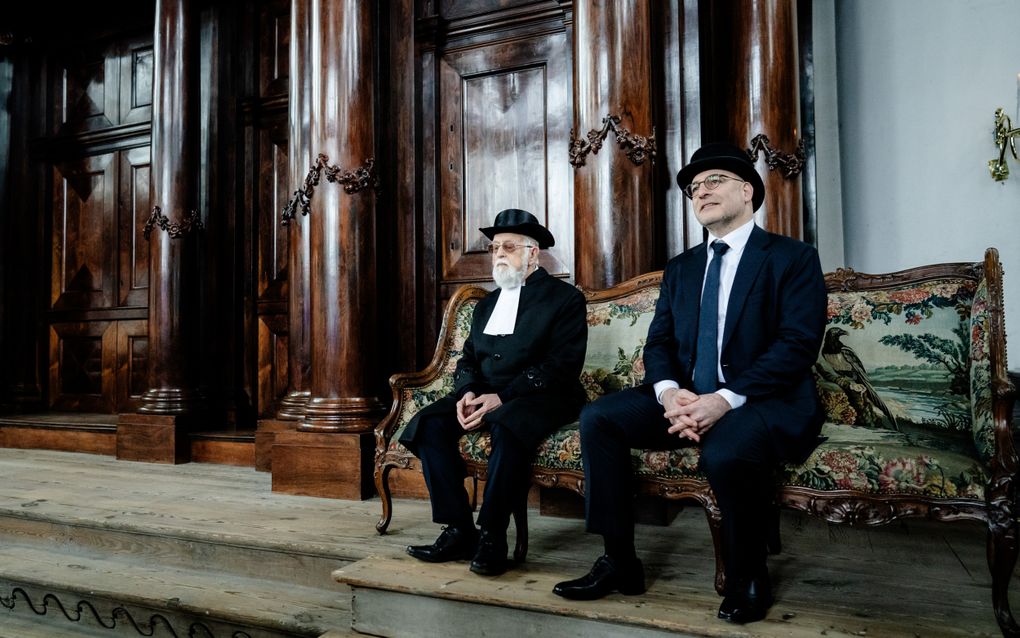 Twee mannen in de Portugese Synagoge voor de openingsceremonie van het Nationaal Holocaustmuseum. beeld ANP, Bart Maat