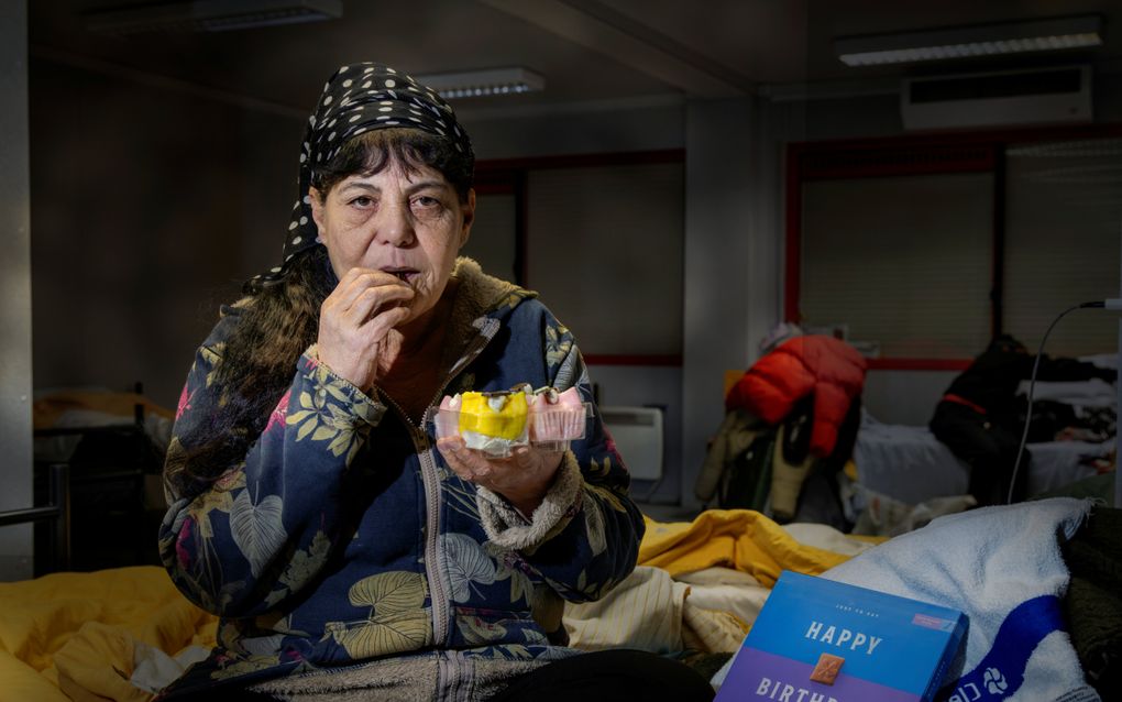 De dakloze Elena, die vaak op straat slaapt, eet op haar verjaardag een gebakje in de winteropvang. beeld Peter van Beek