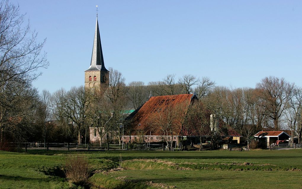 „Het overgrote deel van de plaatselijke kerken gaat minder afdragen aan de Protestantse Kerk in Nederland. Foto: kerkgebouw van de protestantse gemeente in het Friese Nijland. beeld Sjaak Verboom