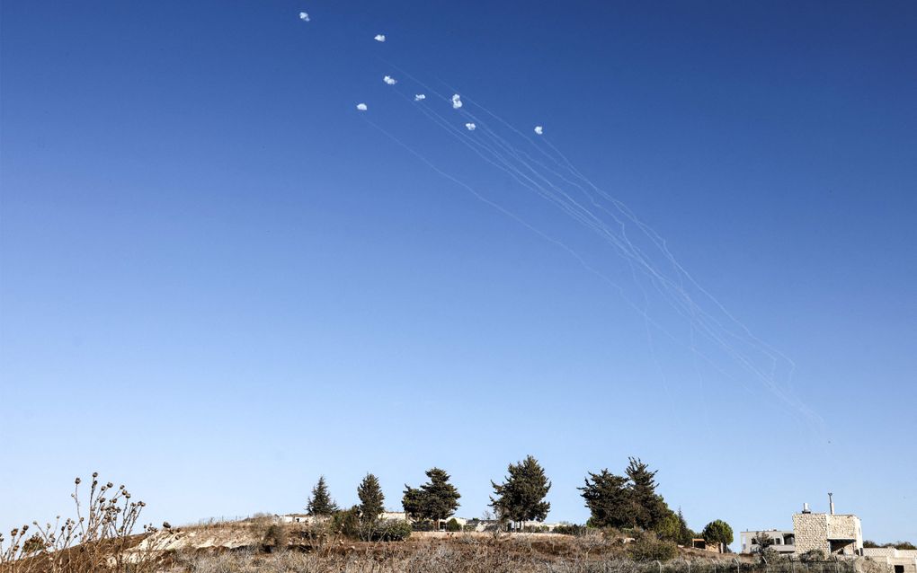 Raketten afgevuurd vanuit Libanon worden onderschept door het Israëlische Iron Dome-afweersysteem. beeld AFP, Menahem Kahana