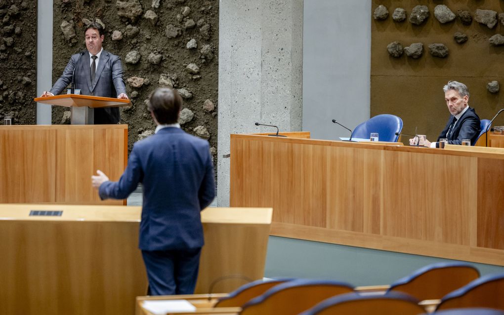 PVV-Kamerlid Marco Deen (links) en minister-president Dick Schoof tijdens een debat in de Tweede Kamer over de begroting van het Koninklijk Huis. In het midden (op de rug gezien) D66-Kamerlid Joost Sneller. beeld ANP, Remko de Waal