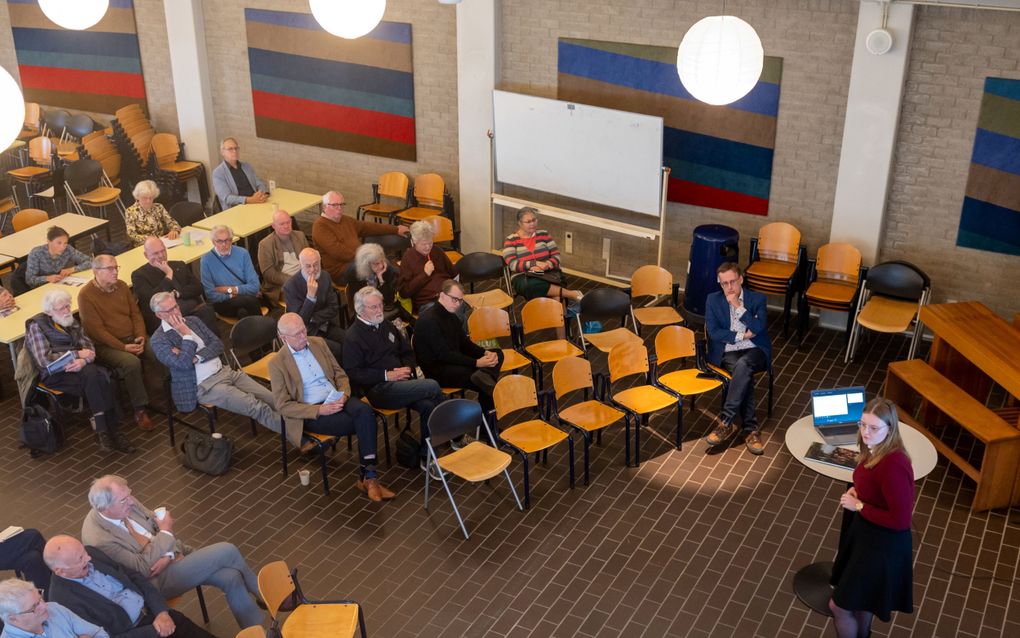 Heleen van de Fliert presenteert haar onderzoek naar Datheen en het Wilhelmus tijdens het symposium ”Echt nep? Dathenus als Dichter des Vaderlands”, dat het HDC Centre for Religious History woensdag aan de VU organiseerde. beeld Ronald Bakker