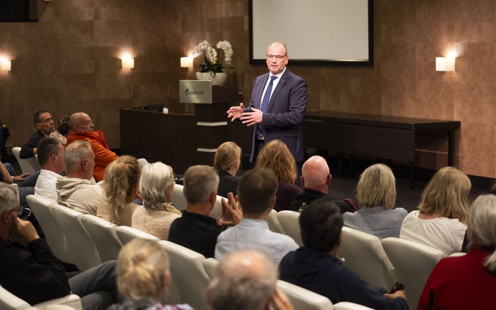 Burgemeester Ton Heerts beantwoordt woensdagavond vragen tijdens een bijeenkomst voor bewoners in de oude basisschool waarin de crisisnoodopvang komt. Op de locatie, die binnenkort de deuren zou moeten openen, vond een explosie plaats. beeld ANP, Jeroen Jumelet