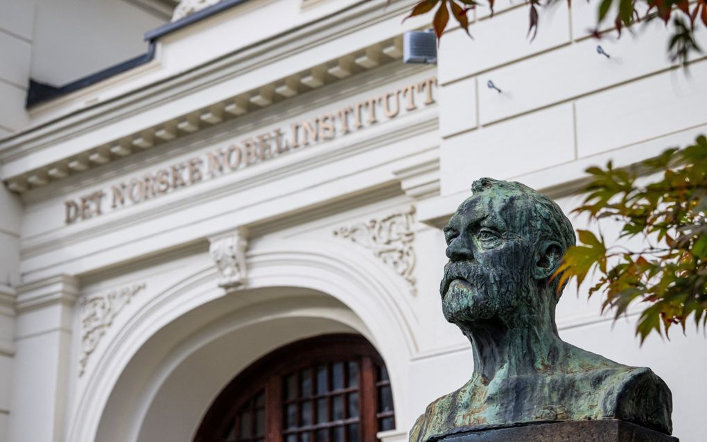 Een buste van de Zweedse uitvinder Alfred Nobel voor het Noorse Nobelinstituut in Oslo. Vijf leden van het Noorse parlement kiezen jaarlijks de winnaar van de Nobelprijs voor de Vrede. beeld AFP, Jonathan Nachkstrand 