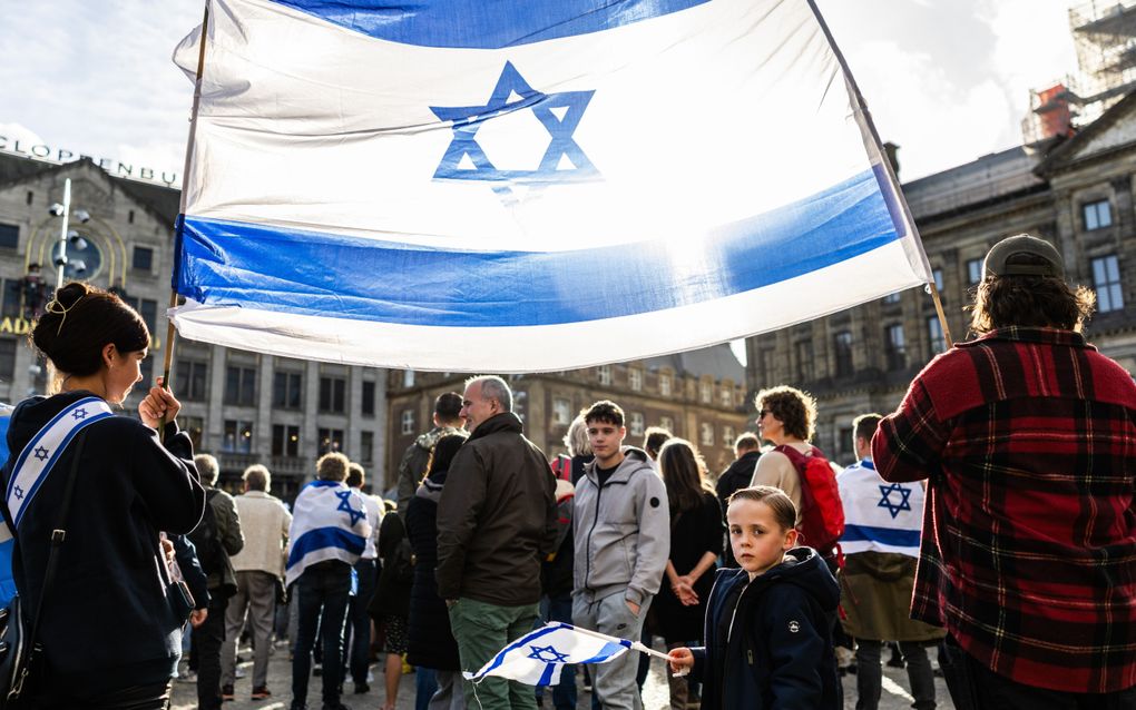 Een bijeenkomst op de Dam, waar de aanval van Hamas in Israël wordt herdacht. Sinds de aanval op 7 oktober 2023 van Hamas op Israël is het oorlog in de Gazastrook. beeld ANP