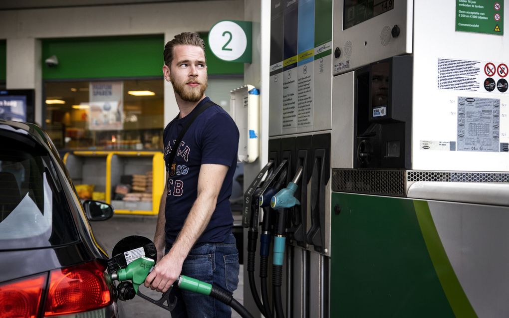 De rekening voor een volle tank viel de afgelopen maanden een stuk lager uit, doordat de olieprijs flink daalde. beeld ANP, Ramon van Flymen 