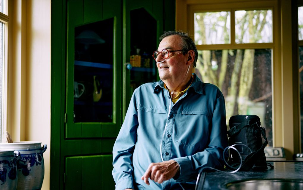 Dankzij een zuurstofconcentrator kan Raymond Blessing lopen en fietsen zonder buiten adem te raken. beeld Tom van Huisstede