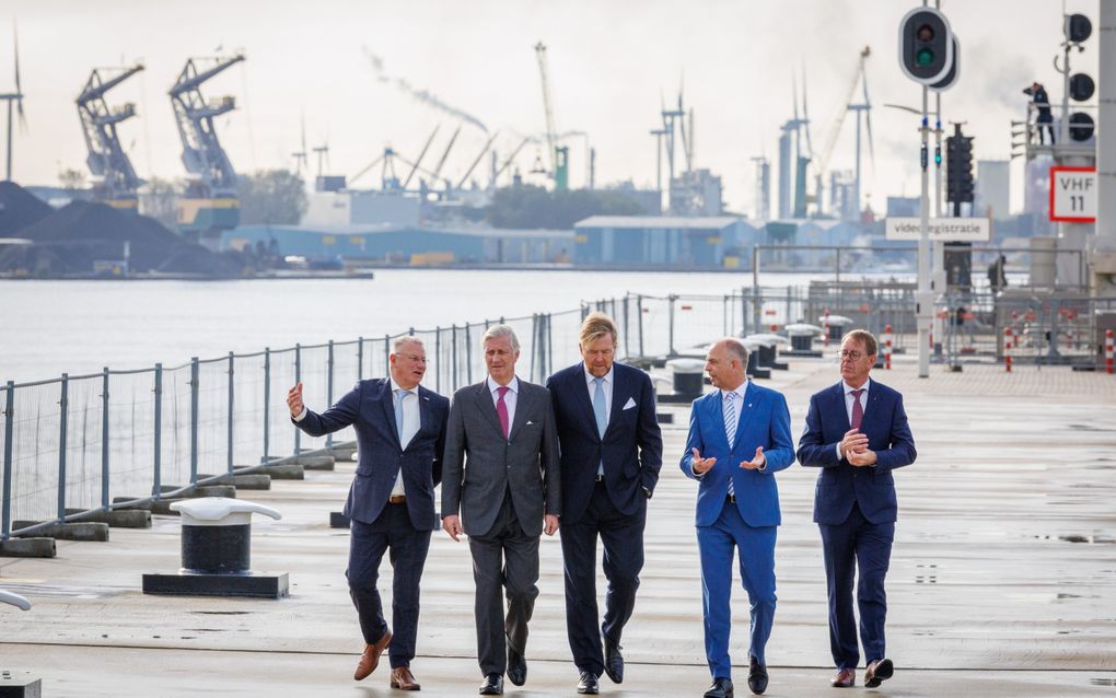 Koning Willem-Alexander en de Belgische koning Filip openden vrijdag de Nieuwe Sluis in Terneuzen. beeld EPA, Olivier Matthys