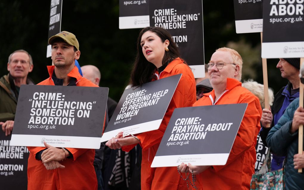 Burgers protesteren, op 24 september dit jaar, voor het Schotse parlement in Edinburgh tegen een wet die mensen verbiedt om binnen een straal van 200 meter rond een abortuskliniek te demonstreren, mensen aan te spreken of te openlijk te bidden. beeld Alamy Limited, Andrew Milligan