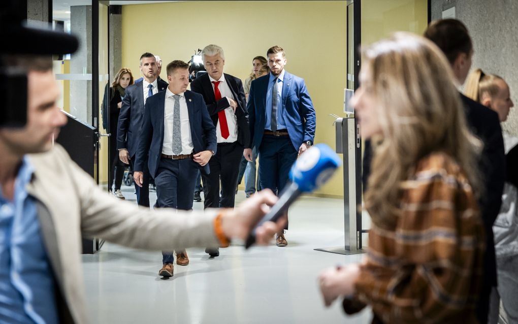 Geert Wilders (PVV) en Dilan Yeşilgöz (VVD) na afloop van het wekelijkse vragenuur in de Tweede Kamer. beeld ANP, Remko de Waal