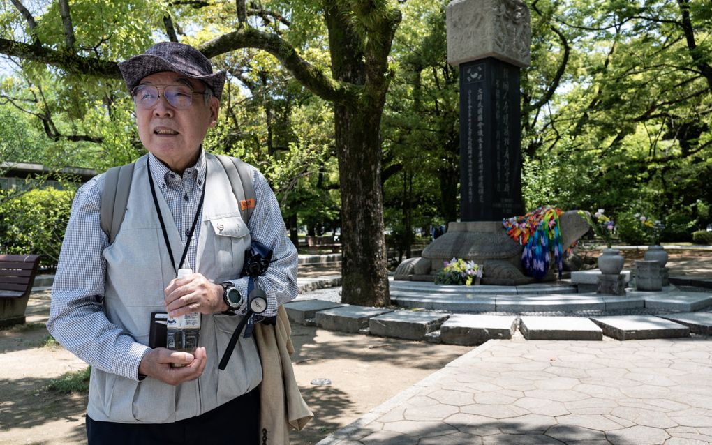 Een 82-jarige overlevende, Masao Ito, staat in 2023 naast een monument in Hiroshima ter nagedachtenis aan de atoomaanval in 1945. beeld AFP, Richard A. Brooks