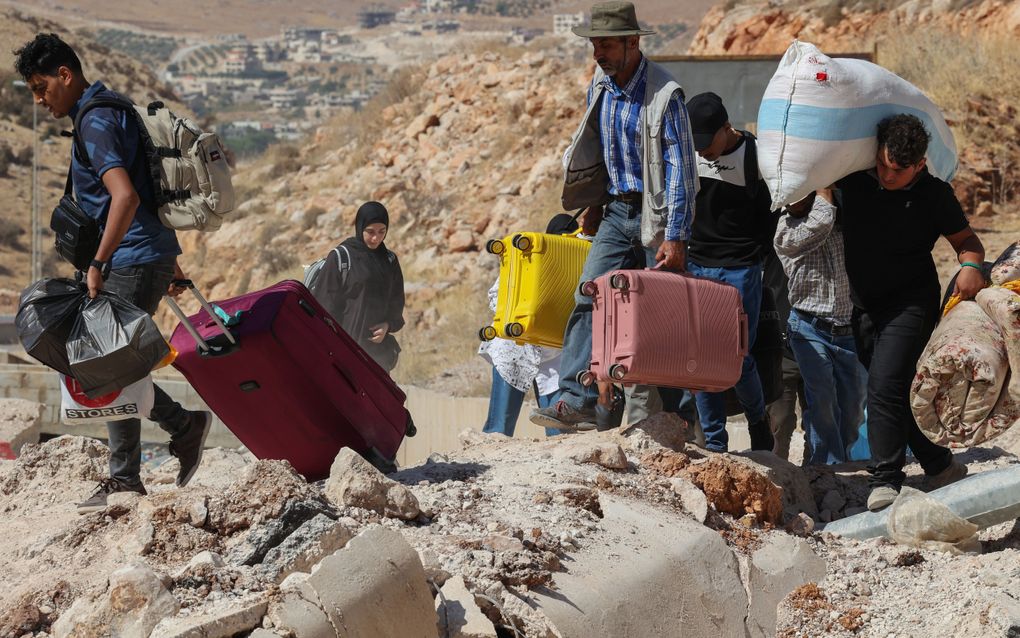 Syrische en Libanese vluchtelingen bij de grensovergang Massna in Libanon. beeld APA, JOAO RELVAS