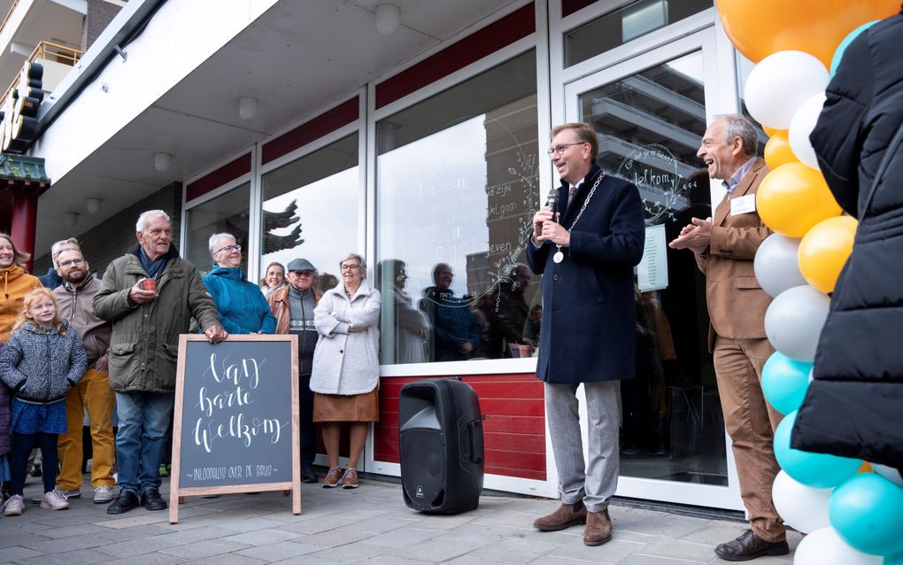 Burgemeester Gert-Jan Kats opende zaterdag inloophuis Over de Brug in Veenendaal. beeld Niek Stam