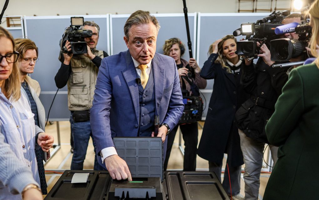 Bart de Wever (N-VA) brengt zijn stem uit. beeld EPA, OLIVIER HOSLET