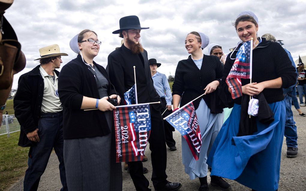 Amish spreken hun steun uit voor president Donald Trump bij een politieke bijeenkomst in Pennsylvania, 2022. Nog geen 10 procent van de amish brengt zijn stem uit. beeld EPA, Jim Lo Scalzo 